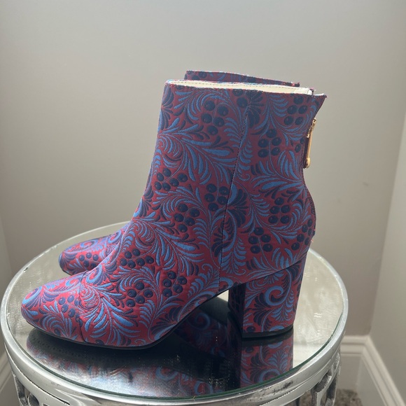 NWOT! These 1901 boots are a showstopper with this print and a size  7.5. - Picture 4 of 6